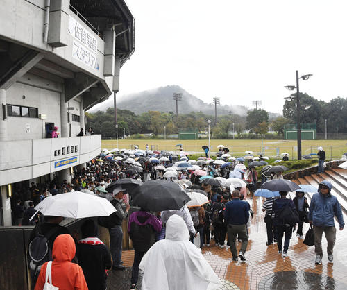 初芝立命対智弁和歌山は2回で降雨落雷で中止、払い戻しをするお客さん（撮影・奥田泰也