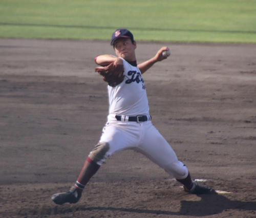 桐光学園対霞ケ浦　12安打を許しながらも2失点に抑えた桐光学園・安達（撮影・保坂淑子）