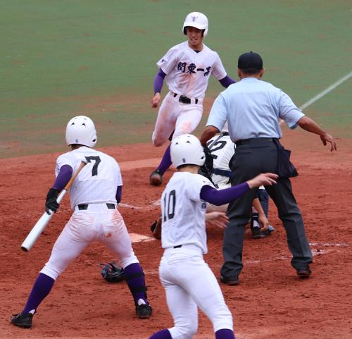 日大鶴ケ丘対関東第一　6回裏関東第一無死三塁、犠飛で三塁から生還する渡辺（後方）（撮影・古川真弥）