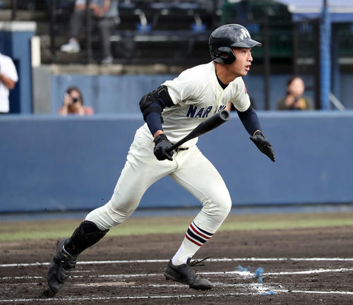 習志野対前橋育英　7回表習志野2死満塁、桜井は右越え適時二塁打を放つ（撮影・鈴木正人）