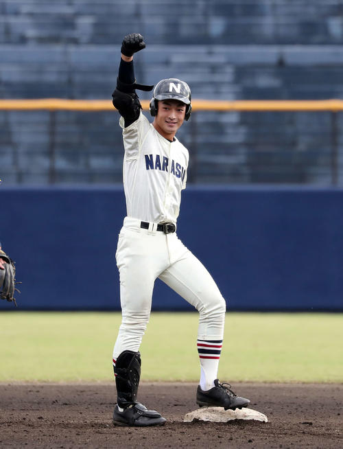 習志野対前橋育英　7回表習志野2死満塁、桜井は右越え適時二塁打を放ちガッツポーズ（撮影・鈴木正人）