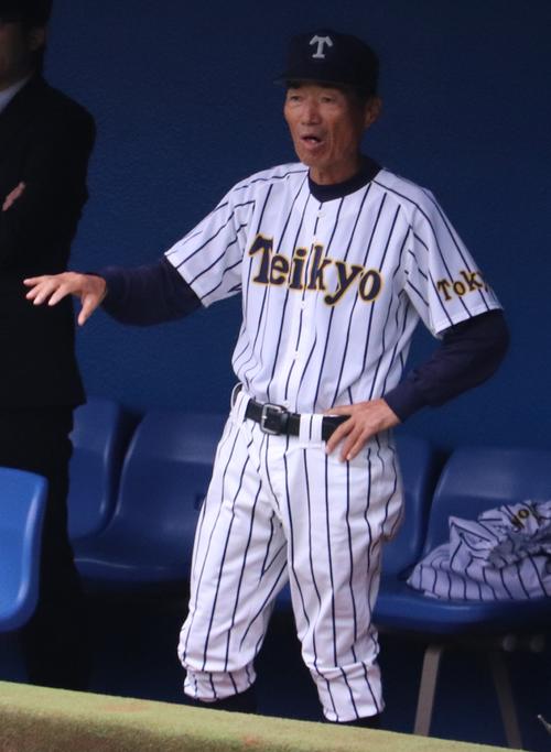 法政対帝京　選手に攻撃の指示を与える帝京・前田監督（撮影・古川真弥）