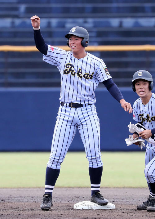 東海大相模対駿台甲府　1回表東海大相模無死満塁、西川は左越え二塁適時打を放ちベンチに手を挙げる（撮影・鈴木正人）