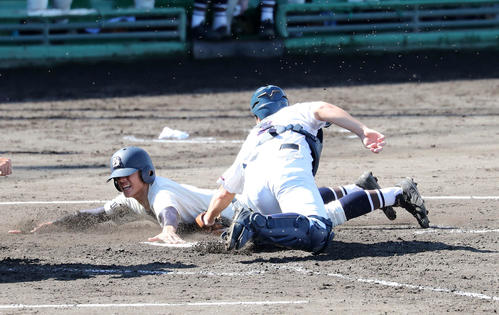 山梨学院対文星芸大付　3回裏文星芸大付無死一塁、佐藤の右線適時二塁打で盛下が生還、捕手は栗田（撮影・鈴木正人）