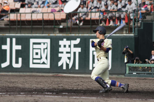 星稜対佐久長聖　5回表、左前打を放つ星稜・内山壮真捕手（撮影・柏原誠）