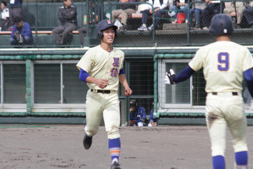 星稜対佐久長聖　5回、生還して今井秀輔内野手の左前打で生還する星稜・内山壮真捕手（撮影・柏原誠）