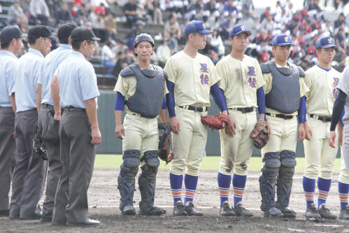 星稜対佐久長聖　コールド勝ちで決勝進出を決めた内山壮真主将（左）ら星稜ナイン（撮影・柏原誠）
