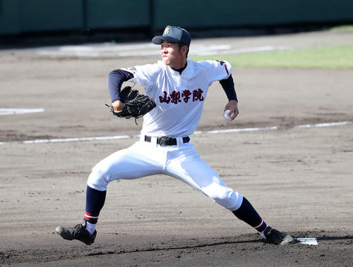 山梨学院対文星芸大付　先発し力投する山梨学院・吉川（撮影・鈴木正人）