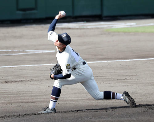山梨学院対文星芸大付　先発し力投する文星芸大付・高根（撮影・鈴木正人）
