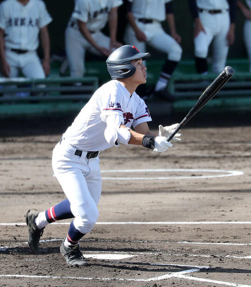 山梨学院対文星芸大付　1回表山梨学院1死満塁、橘田は中犠飛を放つ（撮影・鈴木正人）
