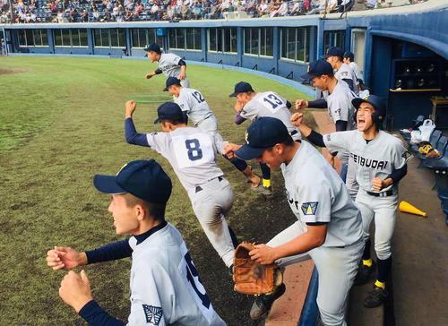 勝利の瞬間、喜びにわく西武台ベンチ（撮影・金子真仁）