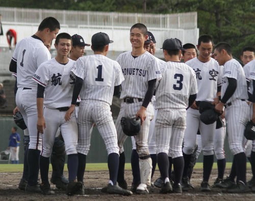 試合後に健闘をたたえ合う日本航空石川と北越の選手たち（撮影・柏原誠）