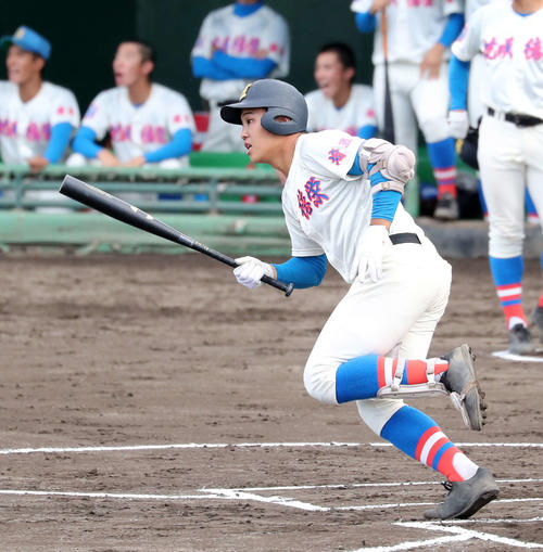 花咲徳栄対拓大紅陵　1回表花咲徳栄1死二、三塁、井上は中越え適時三塁打を放つ（撮影・鈴木正人）