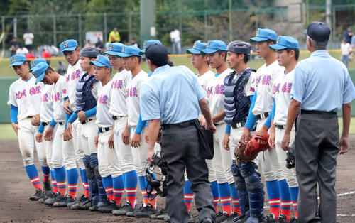 花咲徳栄対拓大紅陵　試合に勝利し整列する花咲徳栄の選手たち（撮影・鈴木正人）