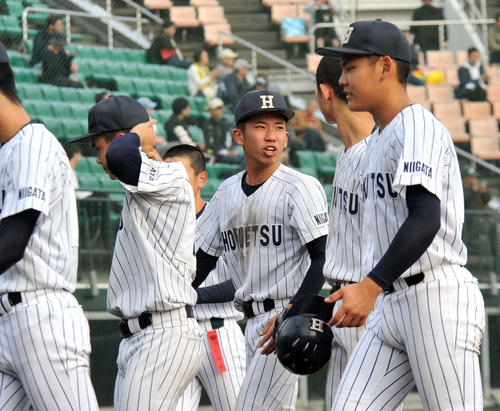 スタンドへ敗戦を報告した後、チームメイトに声を掛ける北越・阿部投手（中央）（撮影・山岸章利）