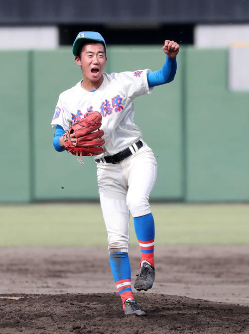 花咲徳栄対拓大紅陵　先発し力投する花咲徳栄・高森（撮影・鈴木正人）