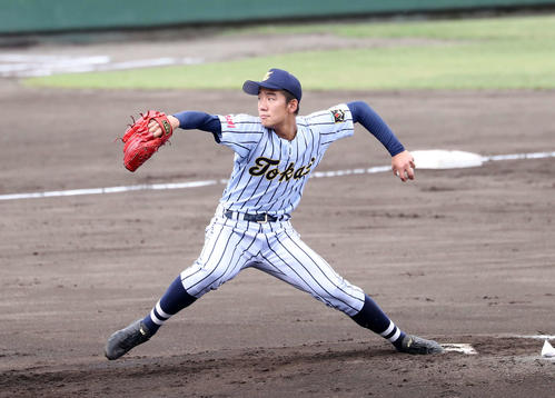 東海大相模対習志野　先発し力投する東海大相模・諸隈（撮影・鈴木正人）