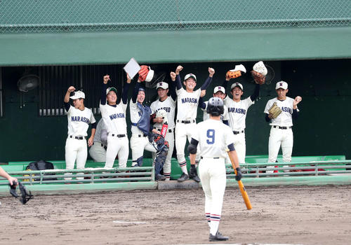 東海大相模対習志野　2回裏習志野2死満塁、桜井の左前適時打で喜ぶ選手たち（撮影・鈴木正人）