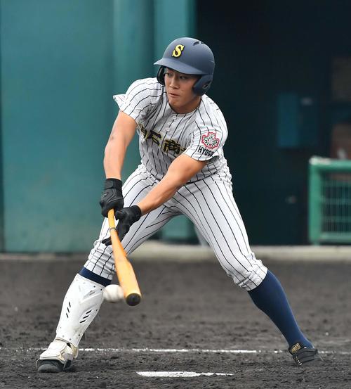 東山対明石商　5回裏明石商2死一、二塁、遊撃内野安打を放つ明石商・来田涼斗（撮影・上田博志）＝2019年10月21日、佐藤薬品スタジアム＝