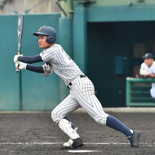 東山対明石商　4回裏明石商無死、左中間へ二塁打を放つ明石商・中森俊介（撮影・上田博志）＝2019年10月21日、佐藤薬品スタジアム＝