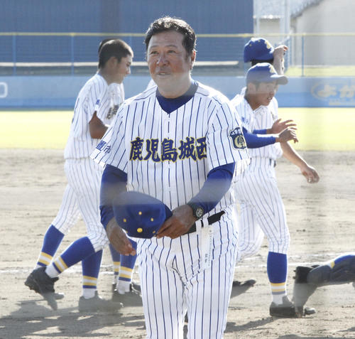 鹿児島城西対城北　試合後、笑顔を見せる鹿児島城西の佐々木誠監督（撮影・菊川光一）