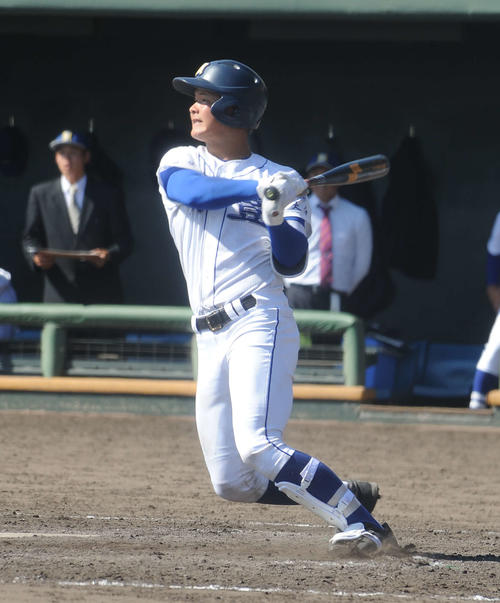 秋季九州大会準々決勝　明豊対沖縄尚学　明豊9回表2死満塁で逆転の3点適時三塁打を放つ居谷匠真捕手（撮影・浦田由紀夫）