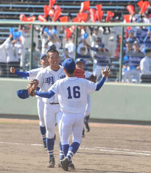 秋季九州大会準々決勝　明豊対沖縄尚学　9回表に3点差逆転の勝利の瞬間、挟間大暉投手（中央）が幸修也内野手（手前）と喜びを分かち合う（撮影・浦田由紀夫）