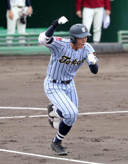 東海大相模対習志野　1回表東海大相模2死、山村は右中間二塁打を放ちガッツポーズ（撮影・鈴木正人）