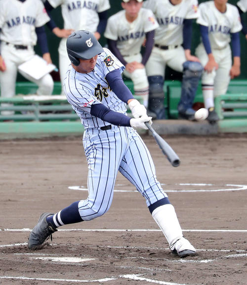 東海大相模対習志野　1回表東海大相模2死二塁、西川は左越え本塁打を放つ（撮影・鈴木正人）
