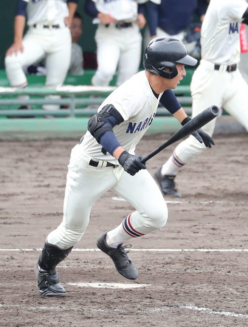 東海大相模対習志野　2回裏習志野2死満塁、桜井は左前適時打を放つ（撮影・鈴木正人）