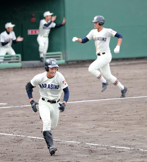 東海大相模対習志野　2回裏習志野2死満塁、桜井は左前適時打を放つ（撮影・鈴木正人）