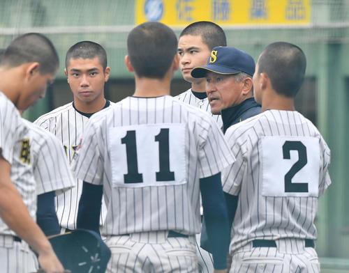 明石商エース中森（右から3人目）らナインに声を掛ける狭間監督（撮影・上田博志）