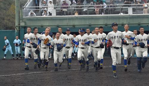 近江に勝利し応援団席へ元気よく駆け出す奈良大付ナイン（撮影・上田博志）