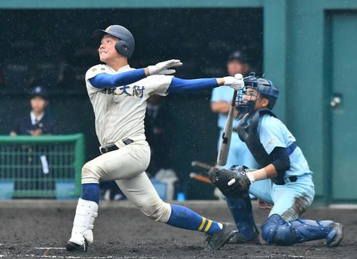 9回表奈良大付無死、中越えへソロ本塁打を放つ奈良大付・山本陸（撮影・上田博志）