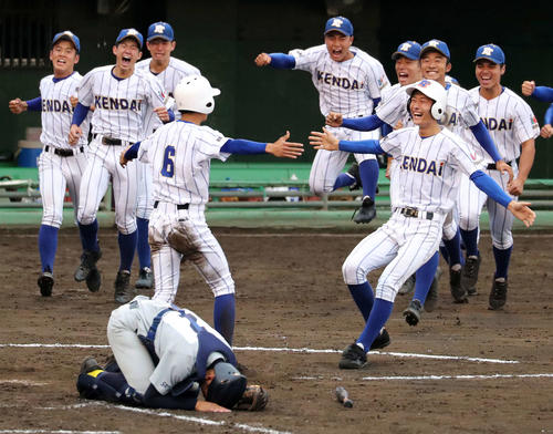 高崎健康福祉大高崎対西武台　サヨナラ勝ちし喜ぶ高崎健康福祉大高崎の選手たち。捕手伊沢（撮影・鈴木正人）
