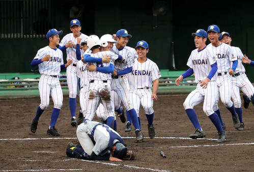 高崎健康福祉大高崎対西武台　サヨナラ勝ちし喜ぶ高崎健康福祉大高崎の選手たち、捕手は伊沢（撮影・鈴木正人）