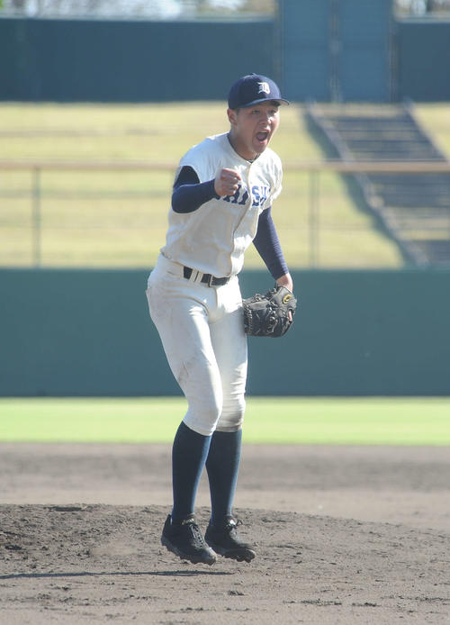 大分商対福岡第一　大分商先発の川瀬は雄たけびを上げながらの完投勝利（撮影・浦田由紀夫）