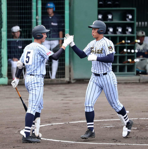 東海大相模対習志野　1回表東海大相模2死二塁、左越え本塁打を放ち吉沢（左）とタッチを交わす西川（撮影・鈴木正人）