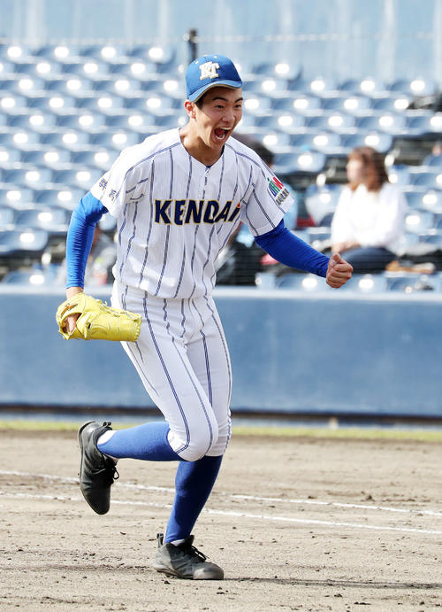 東海大相模対高崎健康福祉大高崎　試合に勝利しガッツポーズで雄たけびを上げる高崎健康福祉大高崎・下（撮影・鈴木正人）