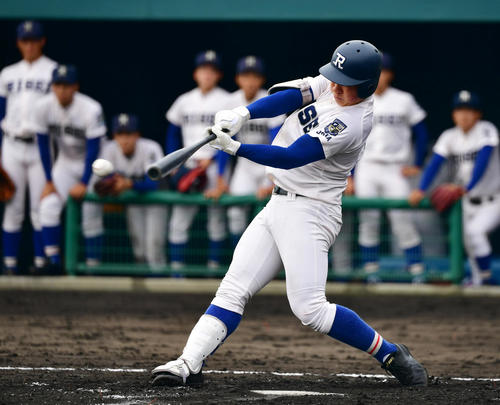 綾羽対履正社　2回裏履正社2死一、二塁、右前適時打を放つ小深田大地（撮影・清水貴仁）