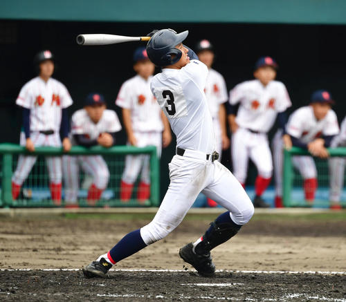 京都翔英対和歌山南陵　4回表京都翔英1死、右中間へ先制本塁打を放つ和田貫汰（撮影・清水貴仁）