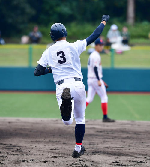 京都翔英対和歌山南陵　4回表京都翔英1死、右中間へ先制本塁打を放つ和田貫汰（撮影・清水貴仁）