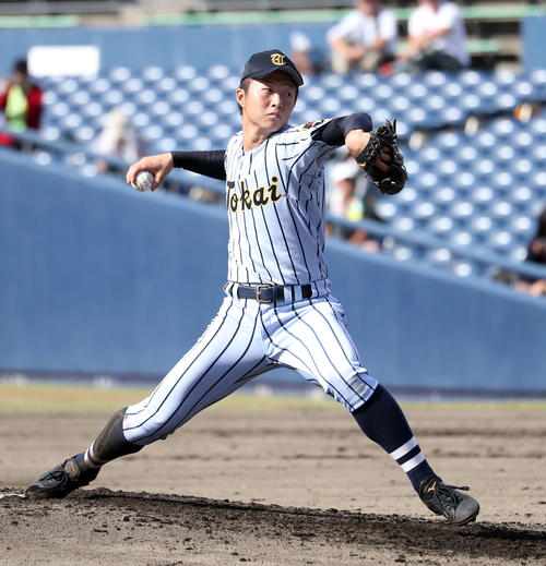 先発し力投する東海大相模・山村（撮影・鈴木正人）