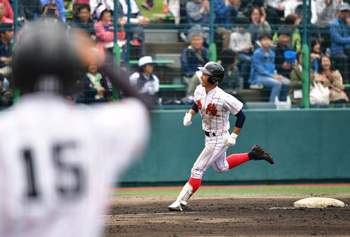 京都翔英対和歌山南陵　5回裏和歌山南陵1死三塁、左越え2点本塁打を放つ上野一輝（撮影・清水貴仁）