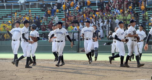豊川に6-4で勝利し、整列へ向かう藤枝明誠ナイン