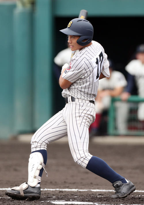 明石商対大阪桐蔭　1回表明石商2死二塁、右中間へ先制の適時三塁打を放つ福本（撮影・前田充）