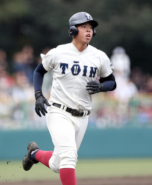 明石商対大阪桐蔭 3回裏大阪桐蔭2死一、二塁、右越え3点本塁打を放った西野(撮影・前田充)