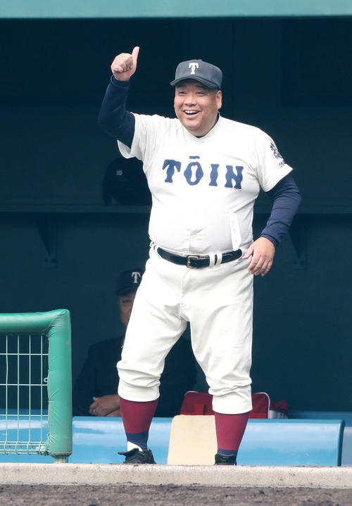 明石商対大阪桐蔭 6回裏大阪桐蔭2死二、三塁、打者前田のとき、明石商・中森の暴投で三走仲三河が生還し勝ち越し、笑顔を見せる大阪桐蔭・西谷監督(撮影・前田充)