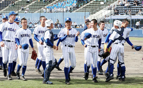 東海大相模対高崎健康福祉大高崎　試合に勝利し笑顔で引き揚げる高崎健康福祉大高崎の選手たち（撮影・鈴木正人）