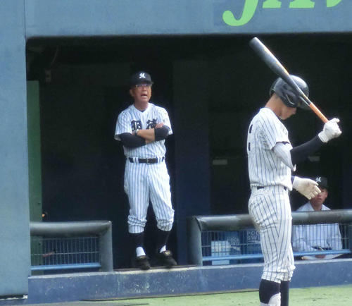 ベンチから選手にゲキを飛ばす明徳義塾・馬淵監督（撮影・田口真一郎）